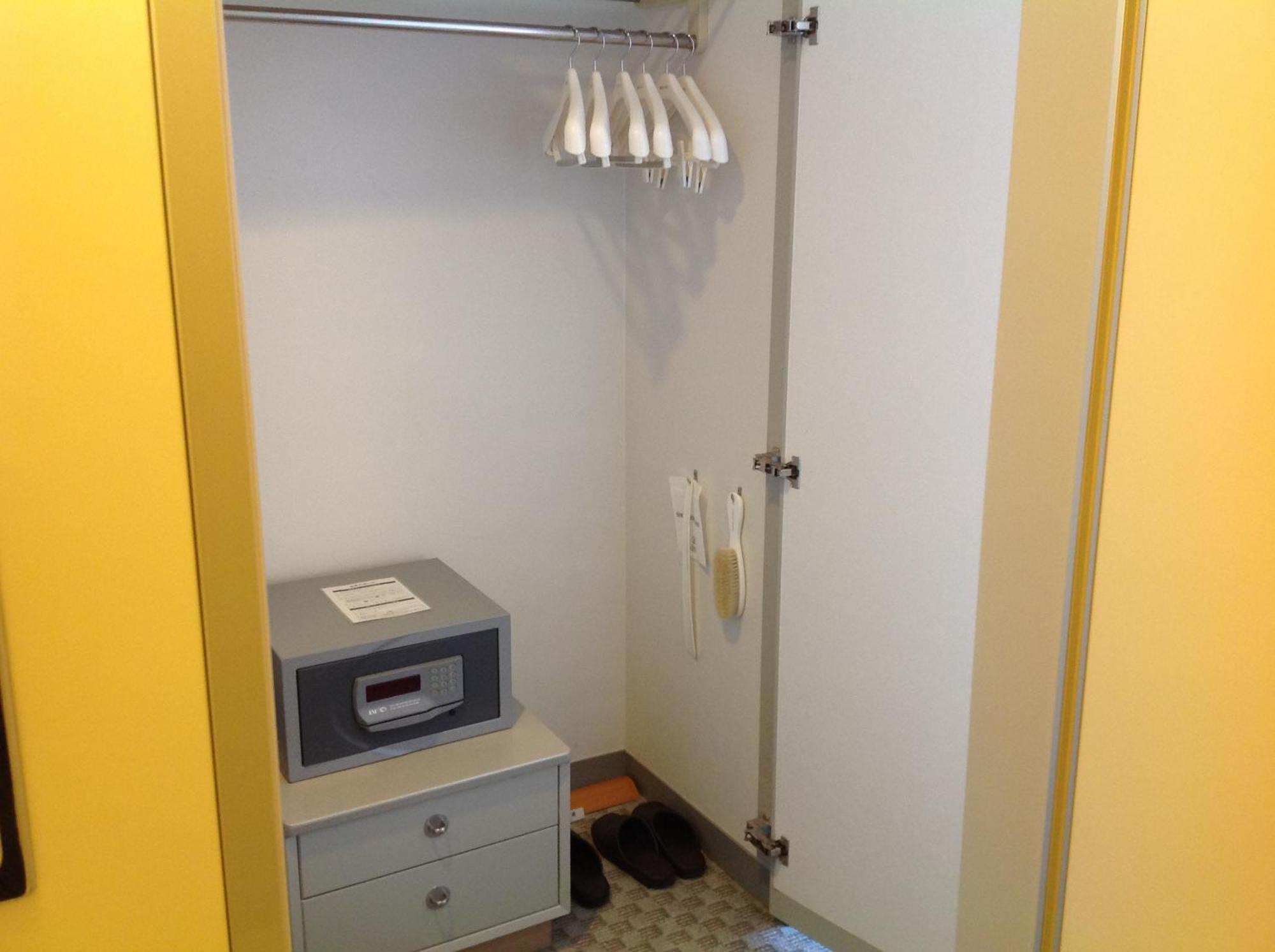 Shin Furano Prince Hotel Стая снимка A safe in a hotel room