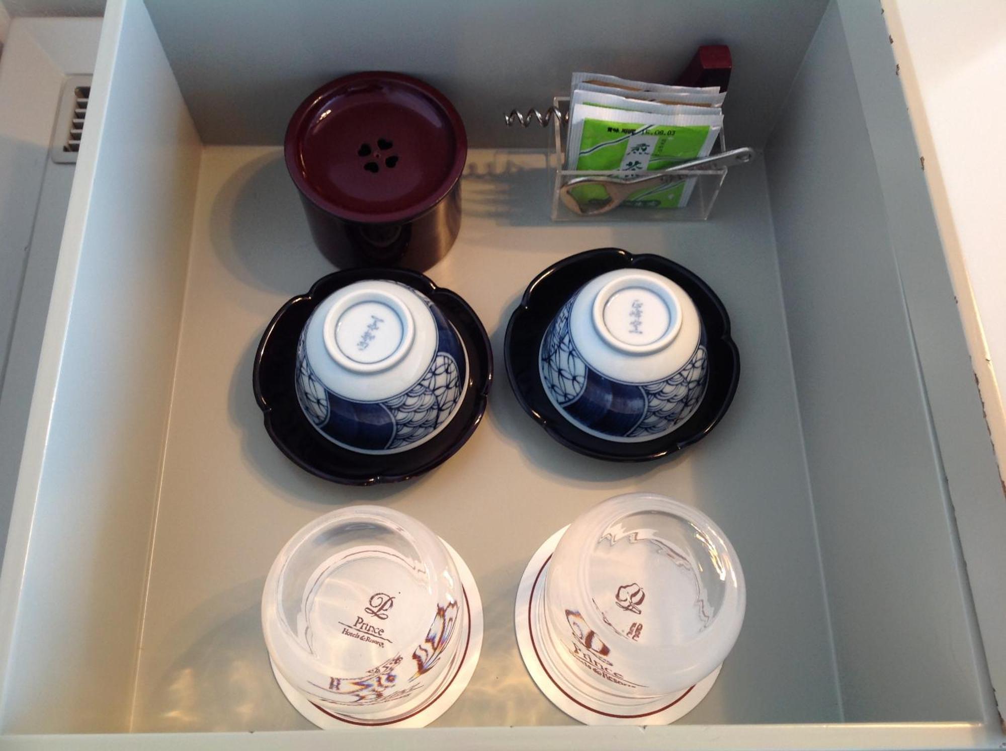 Shin Furano Prince Hotel Стая снимка A tea set in a drawer