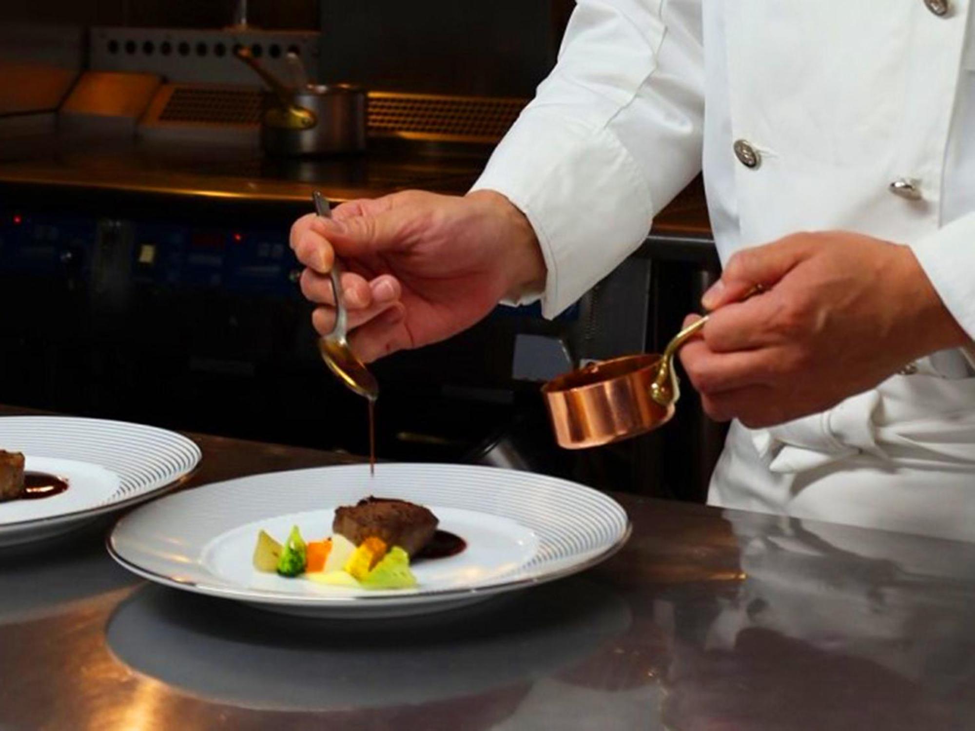 Shin Furano Prince Hotel Екстериор снимка A chef plating a dish