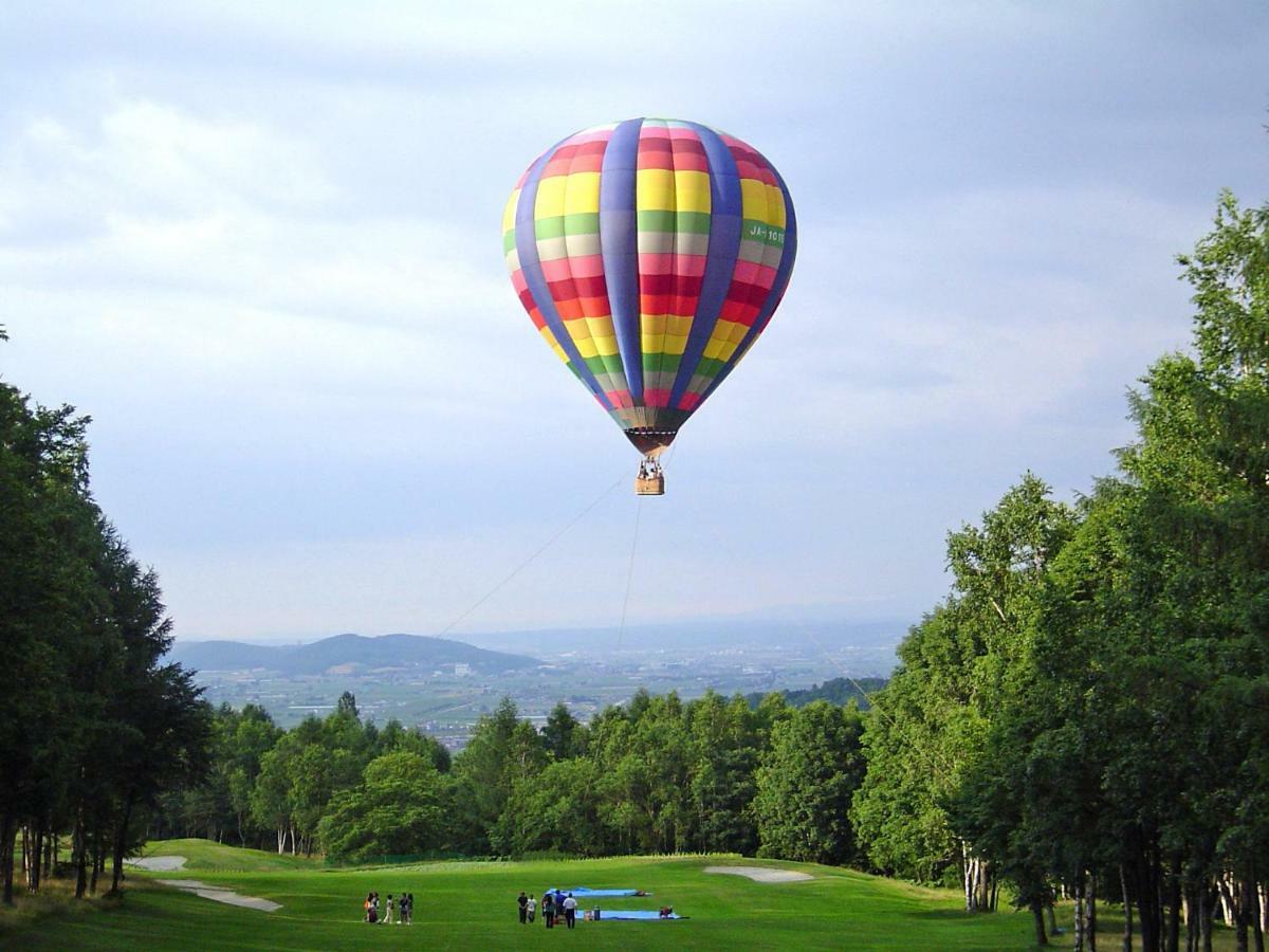 Shin Furano Prince Hotel Екстериор снимка Hot air balloon over the golf course